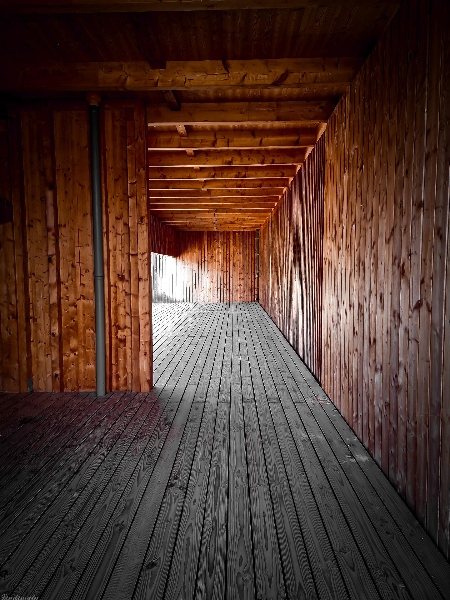 Ein Durchgang aus Holz