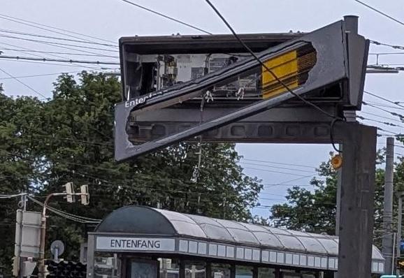 Eine physisch defekte Anzeige an der Station Entenfang in Karlsruhe