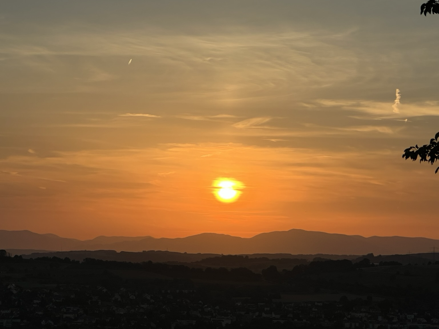 Die Sonne am Roten Abendhimmel über Bergen