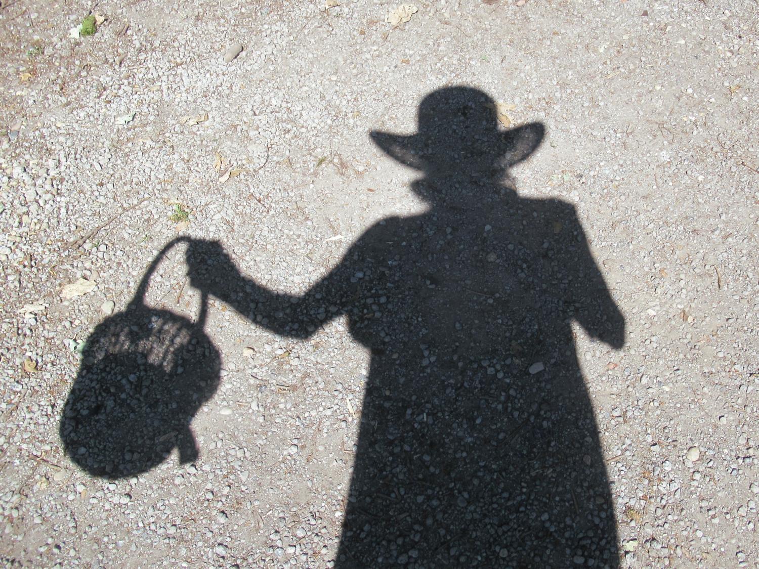 Mein Schatten mit Sonnenhut und Korb zum Blüten-Sammeln