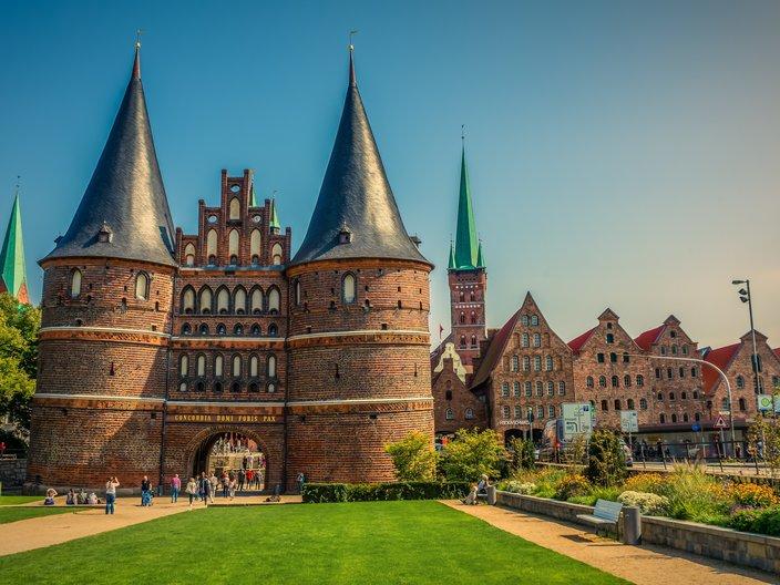 Holstentor mlg Häusern daneben