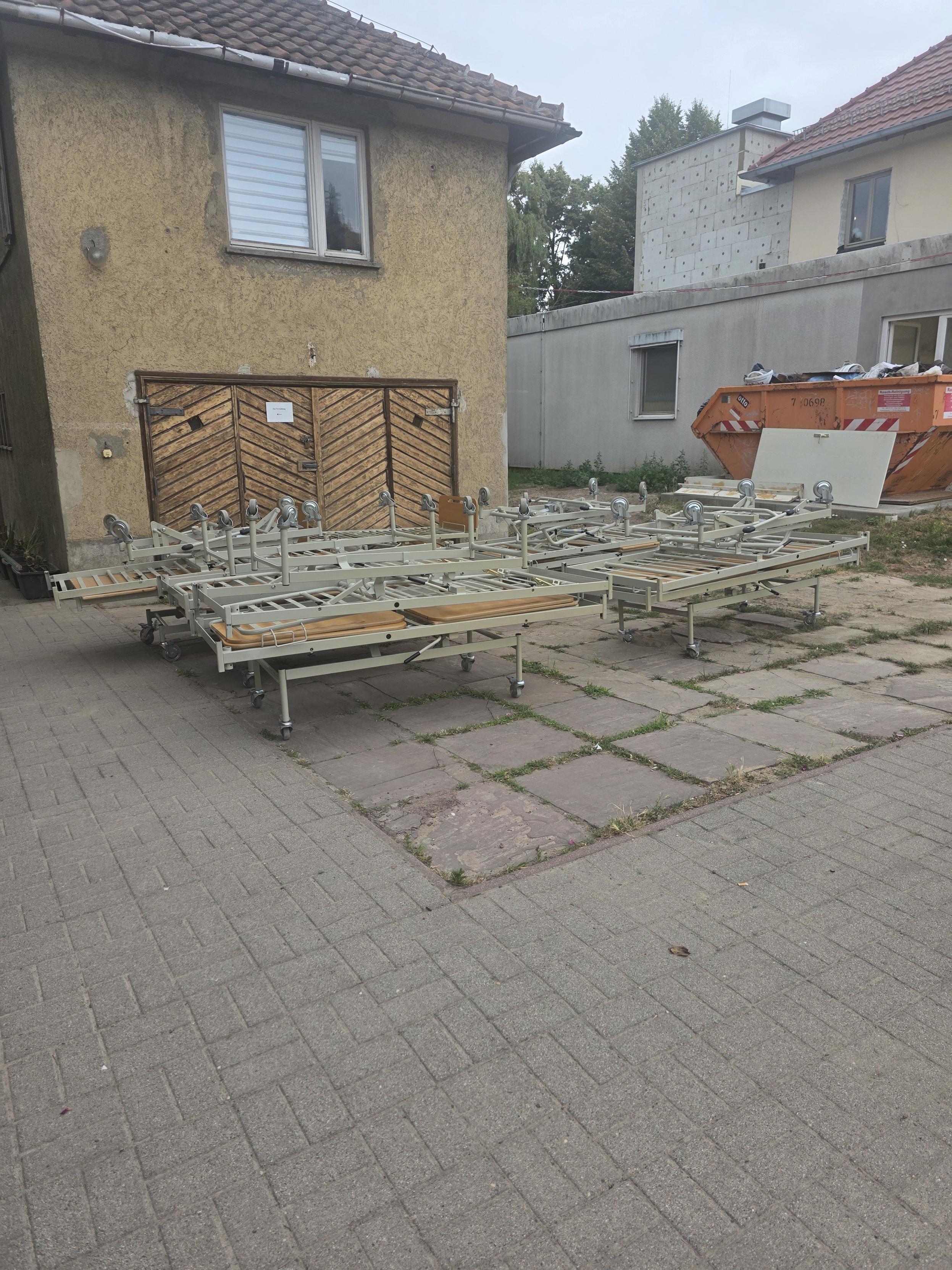 Pflegebetten auf dem Hof