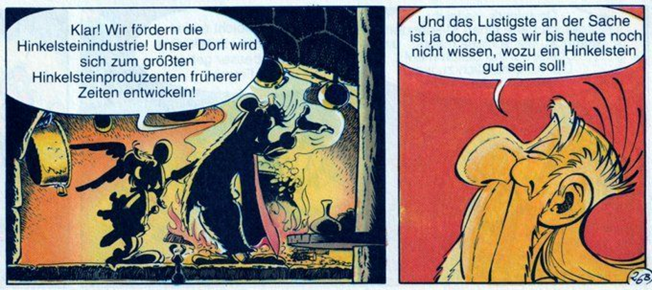 Zweiteiliges Comicpanel. Links stehen dunkle Silhouetten von Asterix und Miraculix in seiner Hütte vor orangem leuchtendem Hintergrund und dem Zaubertrankkessel. Miraculix sagt: „Klar! Wir fördern die Hinkelsteinindustrie! Unser Dorf wird sich zum größten Hinkelsteinproduzenten früherer Zeiten entwickeln!“ Im zweiten Bild rechts ist die Nahaufnahme von Miraculix im Profil vor rotem Hintergrund. Er sagt: „Und das Lustigste an der Sache ist ja doch, dass wir bis heute noch nicht wissen, wozu ein Hinkelstein gut sein soll!“