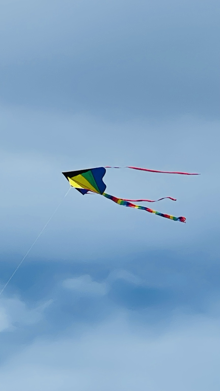 Ein bunter Drachen am blauen Himmel. (Sylt)