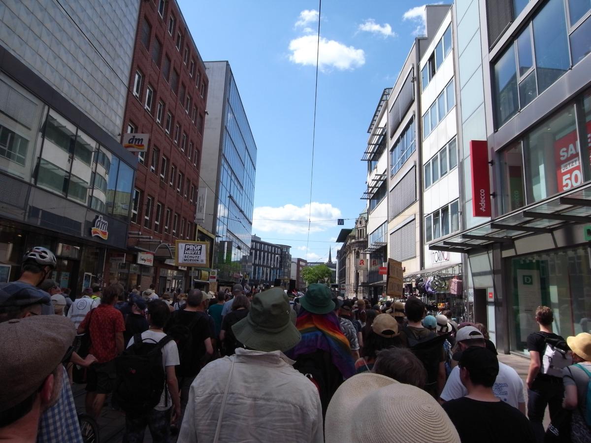 Demozug in der Obernstr. Schild sichtbar: Prüf heute schütz morgen