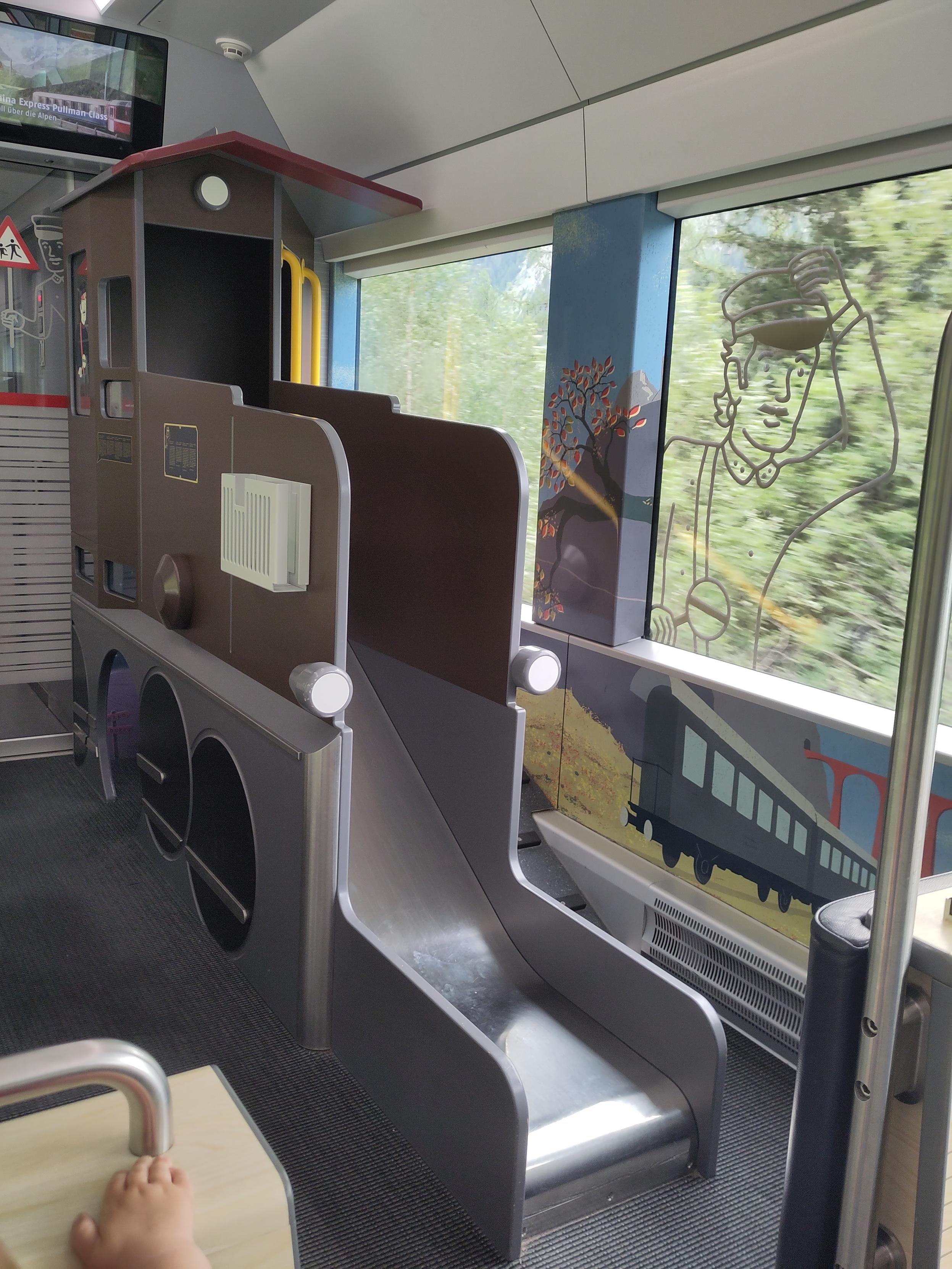 Foto. Innenansicht Eisenbahnwagen mit Rutschbahn in Form einer Lokomotive.