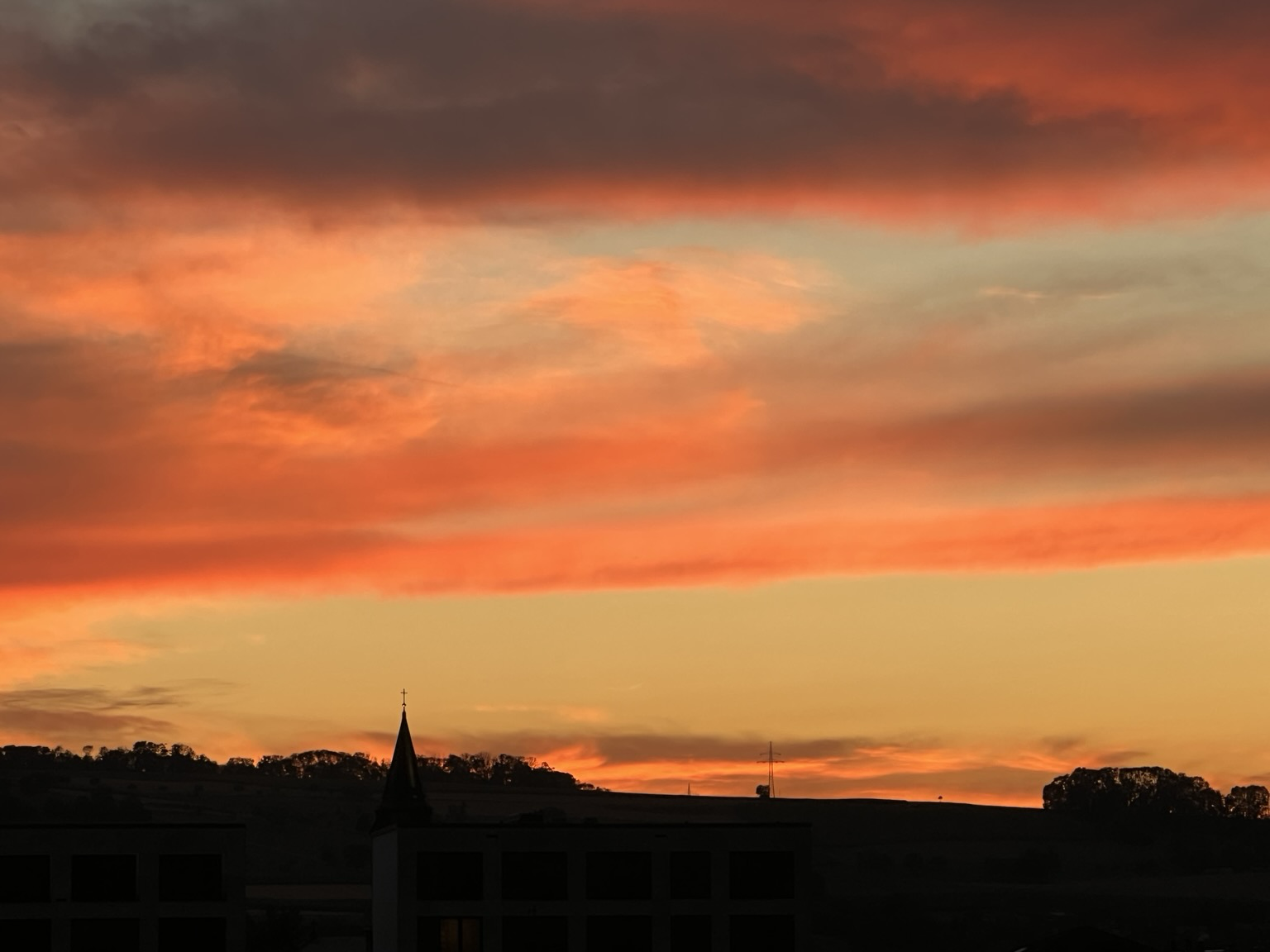 Himmel mit orange roten Wolken