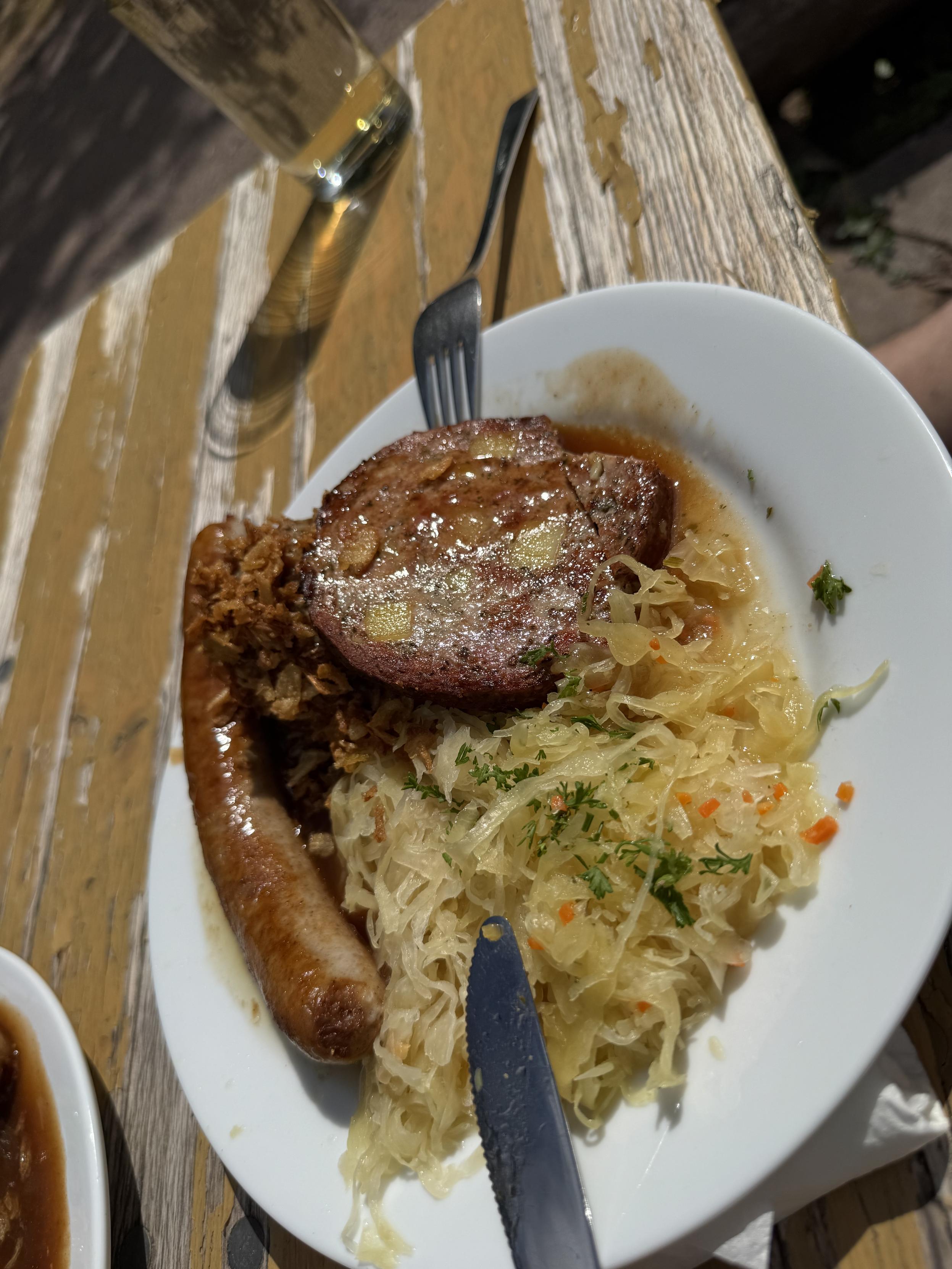 Pfälzer Teller mit Saumagen, Leberknödel, Bratwurst mit Sauerkraut und Brot.