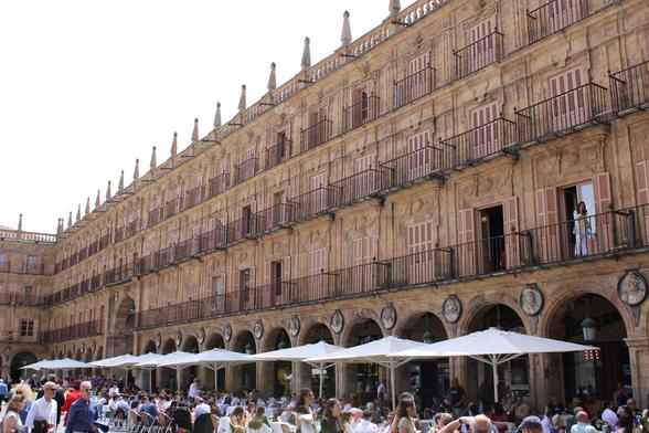 Hauptplatz von Slalamanca, der umrandet ist von allen vier Seiten mit einem dreistöckigem Gebäuse. Die drei Geschosse haben jeweils eine dem Innenhof zugewandte Galerie und Fenster. Oben auf dem Gebäuse stehen in regelmäßigen Abständen Statuen. Im Innenhof der Plaza ist Gastronomie und Geschäfte angesiedelt, die man im Wandelgang unter den Rundbögen durchbummeln kann.