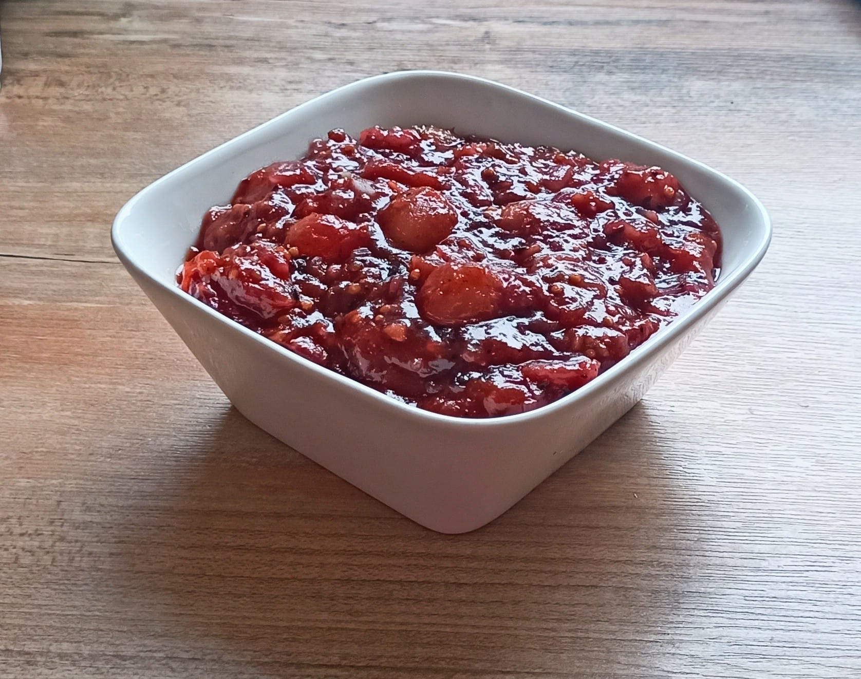 Das fertige rötliche Chutney in einer Schüssel