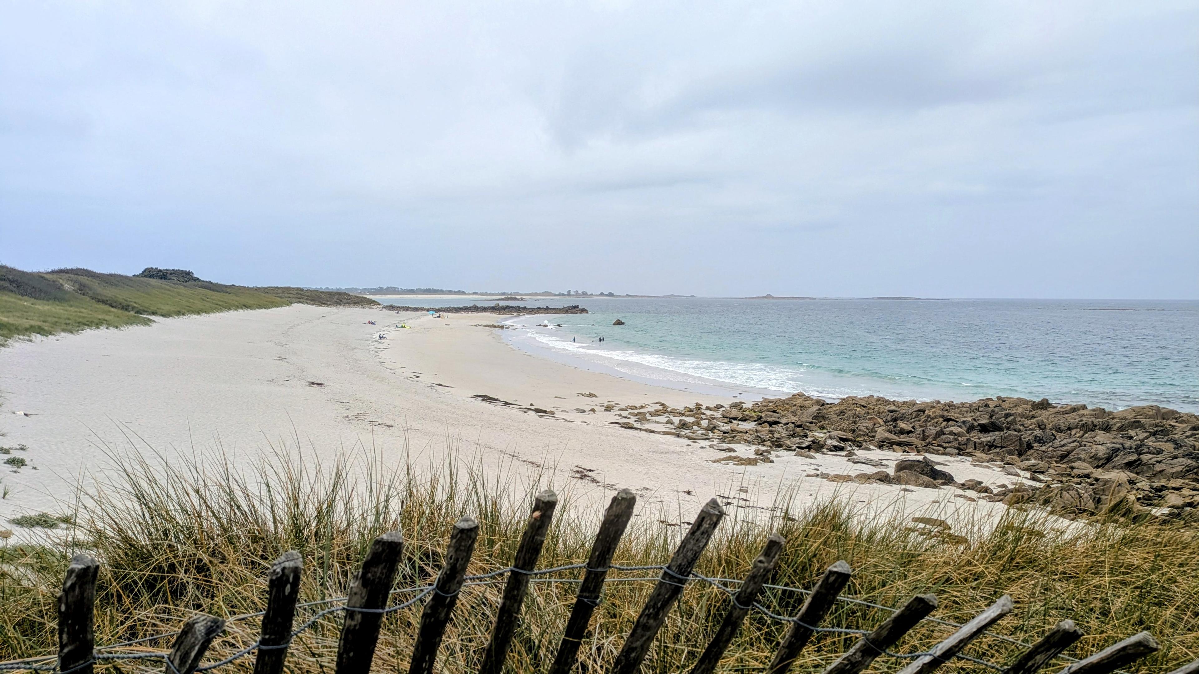 Langer heller Strand, Himmel bedeckt