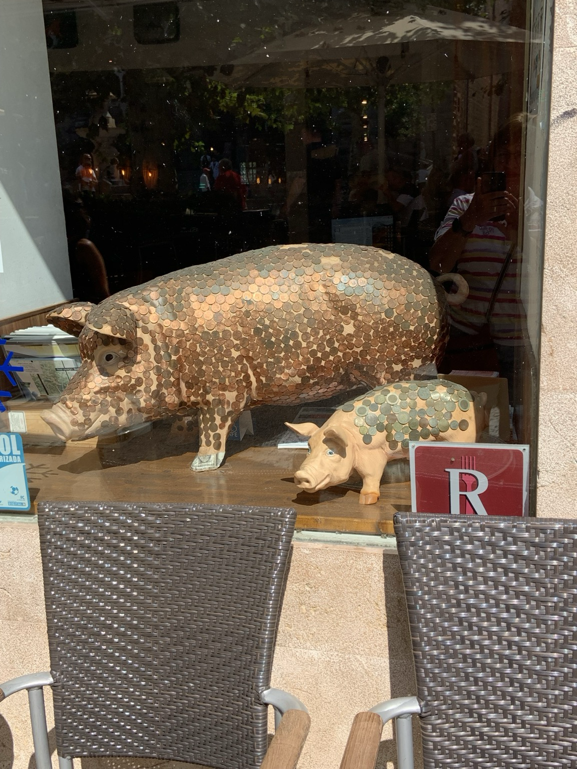 Sparschweine invertiert, also Geld außen. 🤔