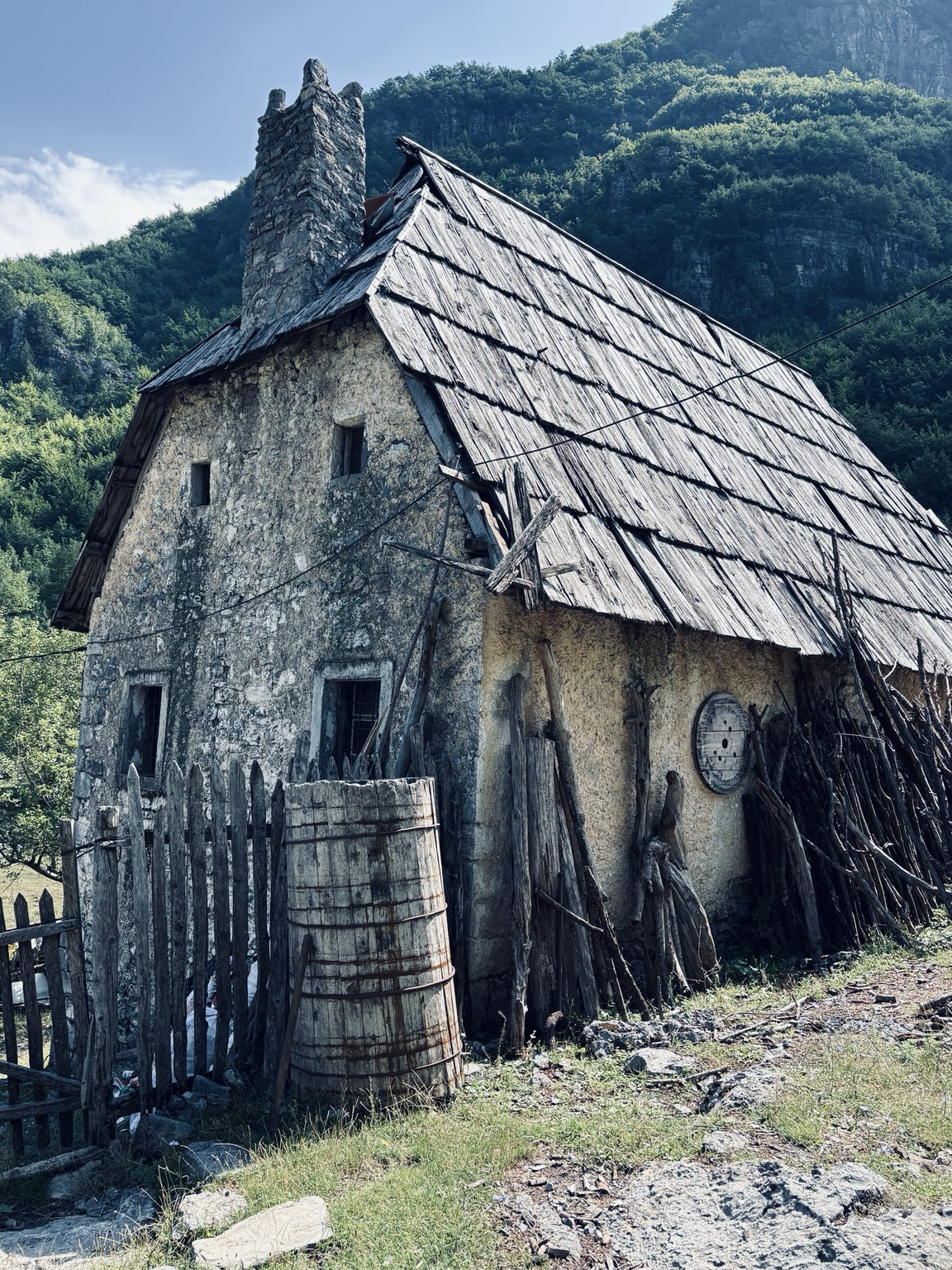 altes Bauernhaus in den albanischen Alpen