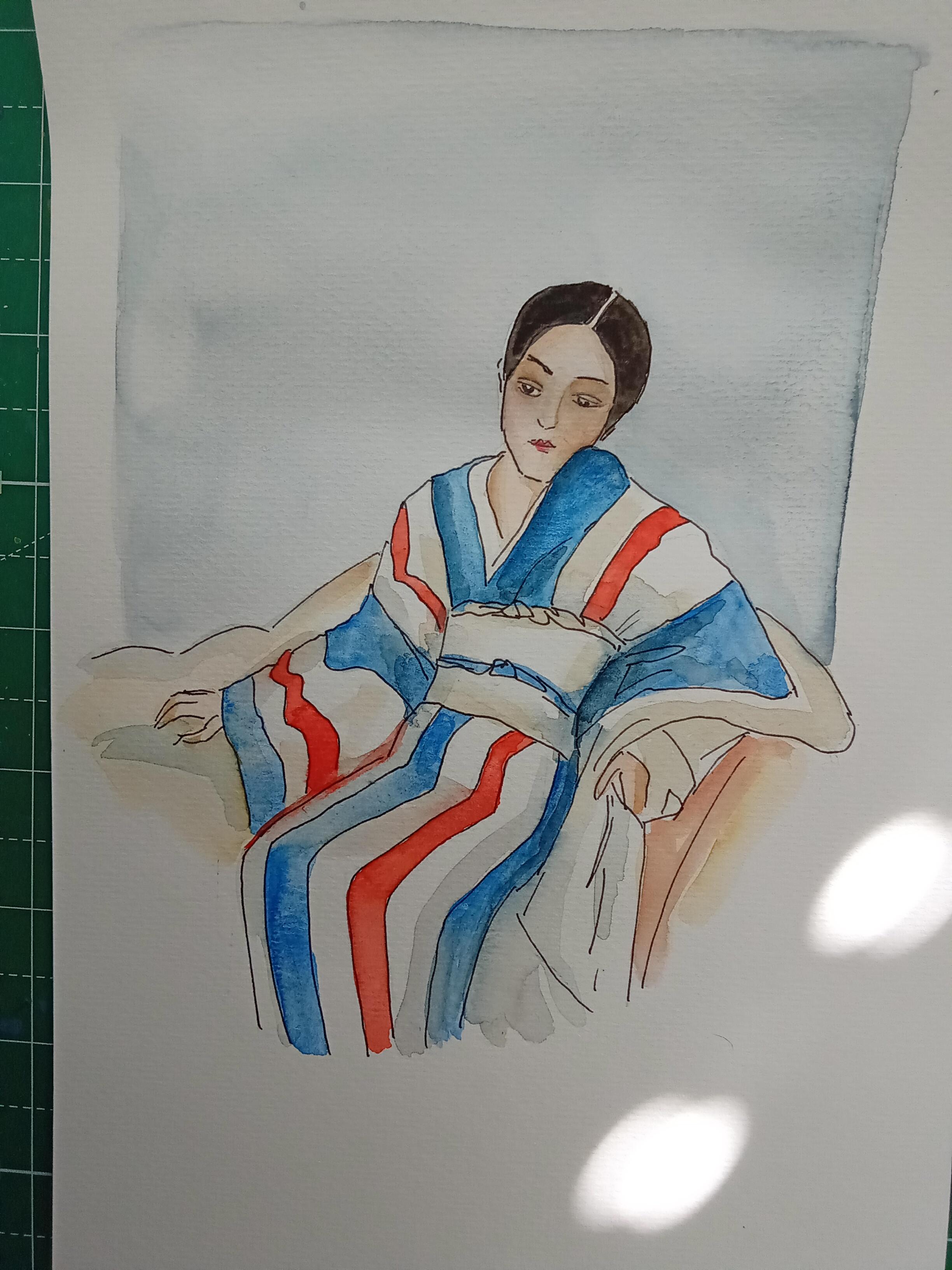 Aquarell einer sitzenden Frau in Rot-blau-weiß gestreiftem Kimono