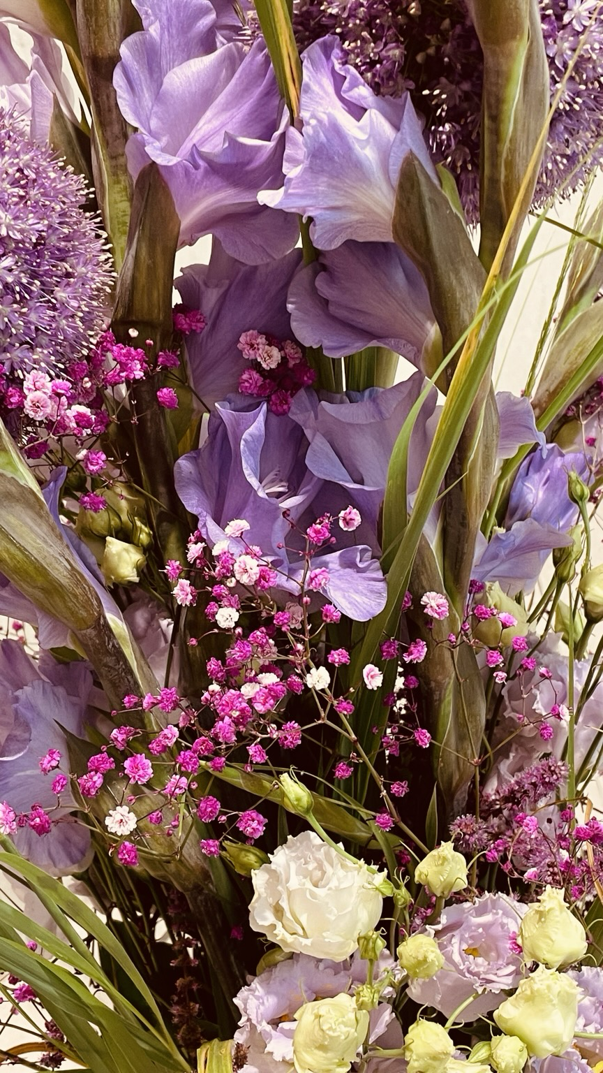 Ein Strauß lila Blumen für euch!