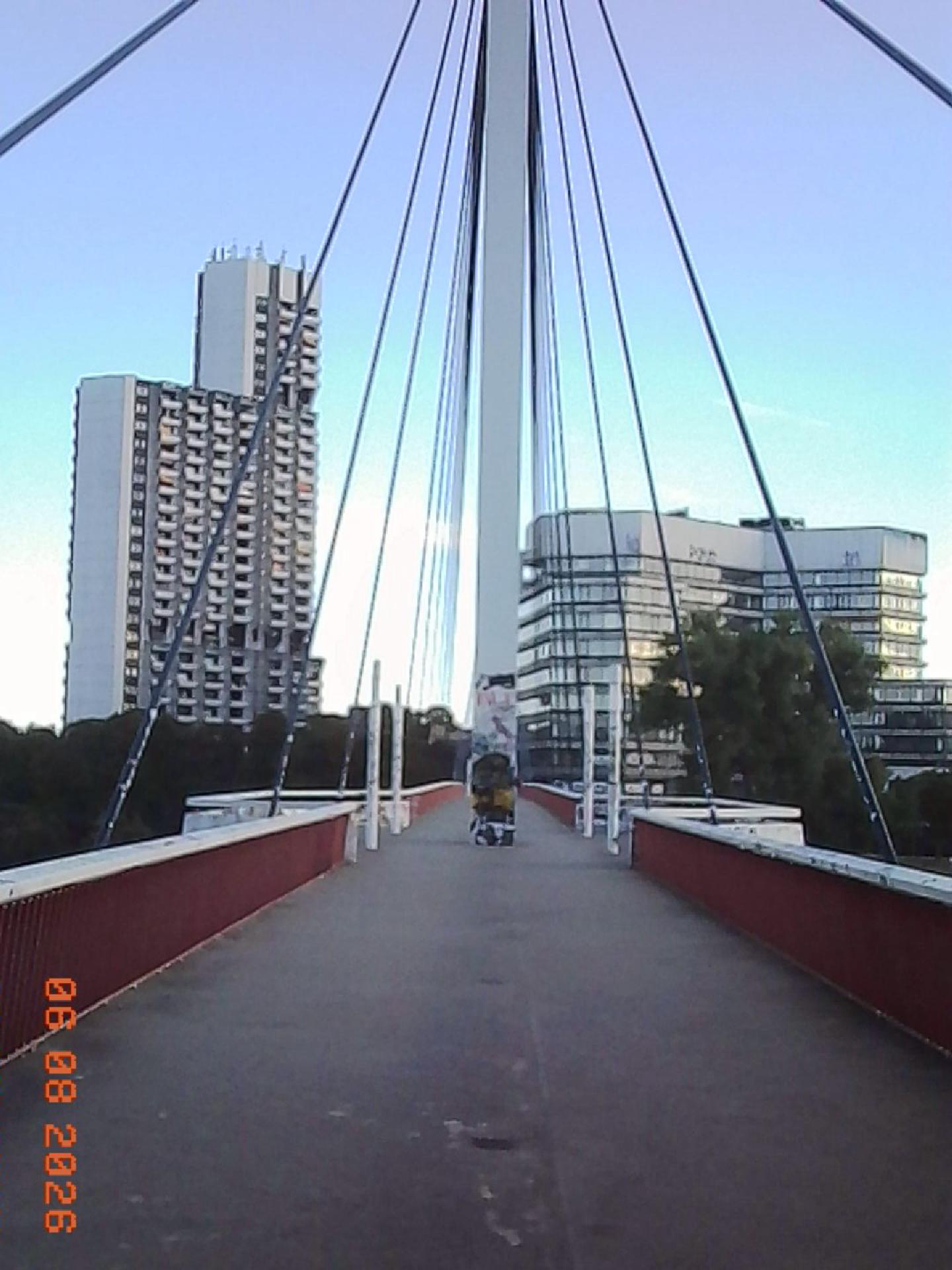 Blick vom Collinisteg zum Hochhaus des Collinicenter