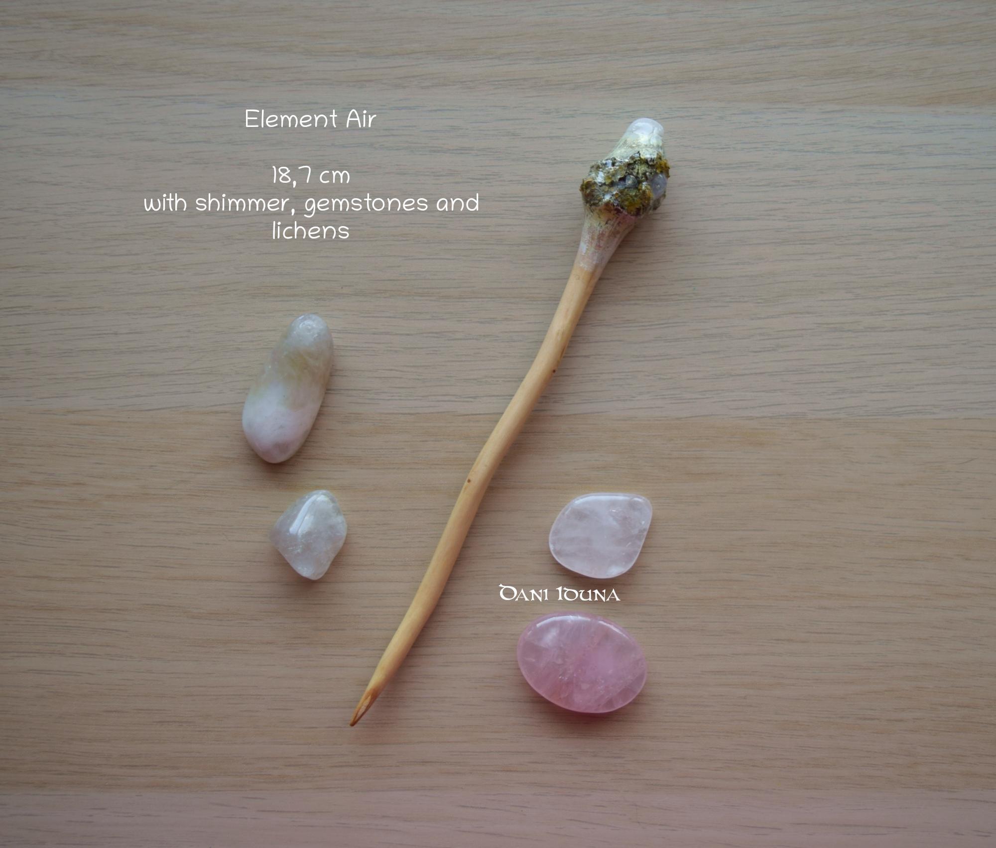 Element Luft als Haarnadel, mit Schimmer und Edelsteinen. Original von Dani Iduna.