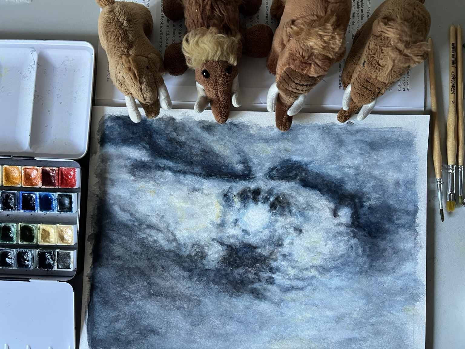 Die vier plüschigen Mammuts mit dem Bild. Motiv ist der Vollmond der durch Wolken scheint