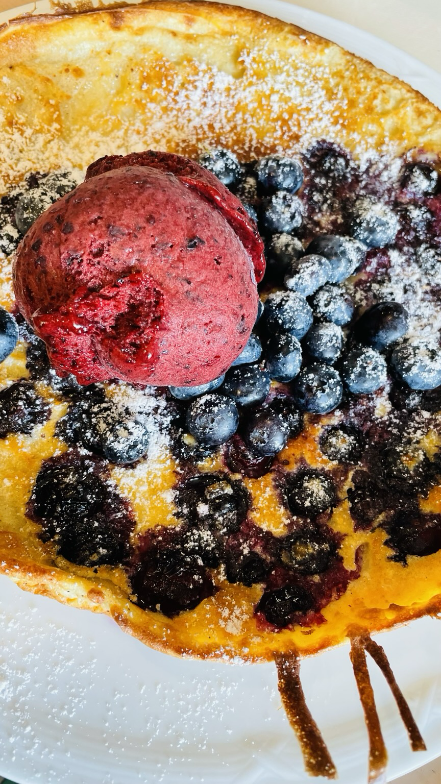Pfannkuchen mit Heidelbeeren und Heidelbeersorbet. Lecker!