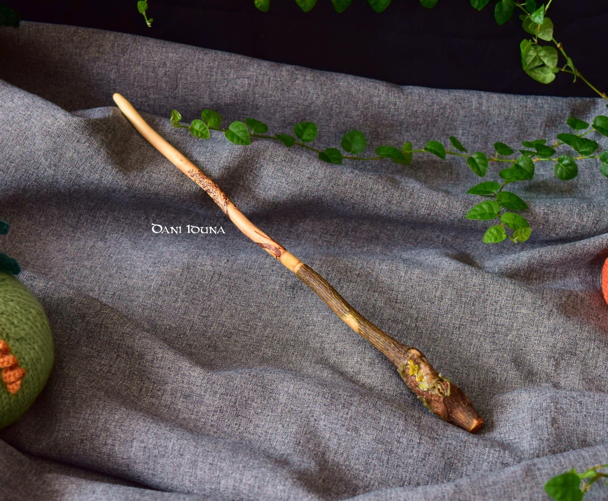 Ein Zauberstab aus Holz, von Hand gefertigt. Original von Dani Iduna.