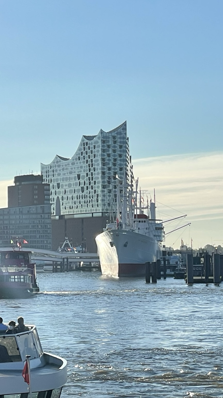 Die Elbphilharmonie Hamburg im morgendlichen Licht. 💡