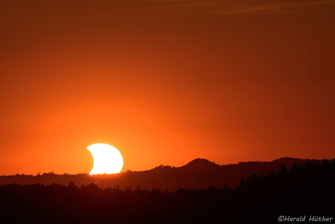 Die gestrige partiellen Sonnenfinsternis, kurz vor Sonnenuntergang und toller Sonnenuntergangsatmosphäre.