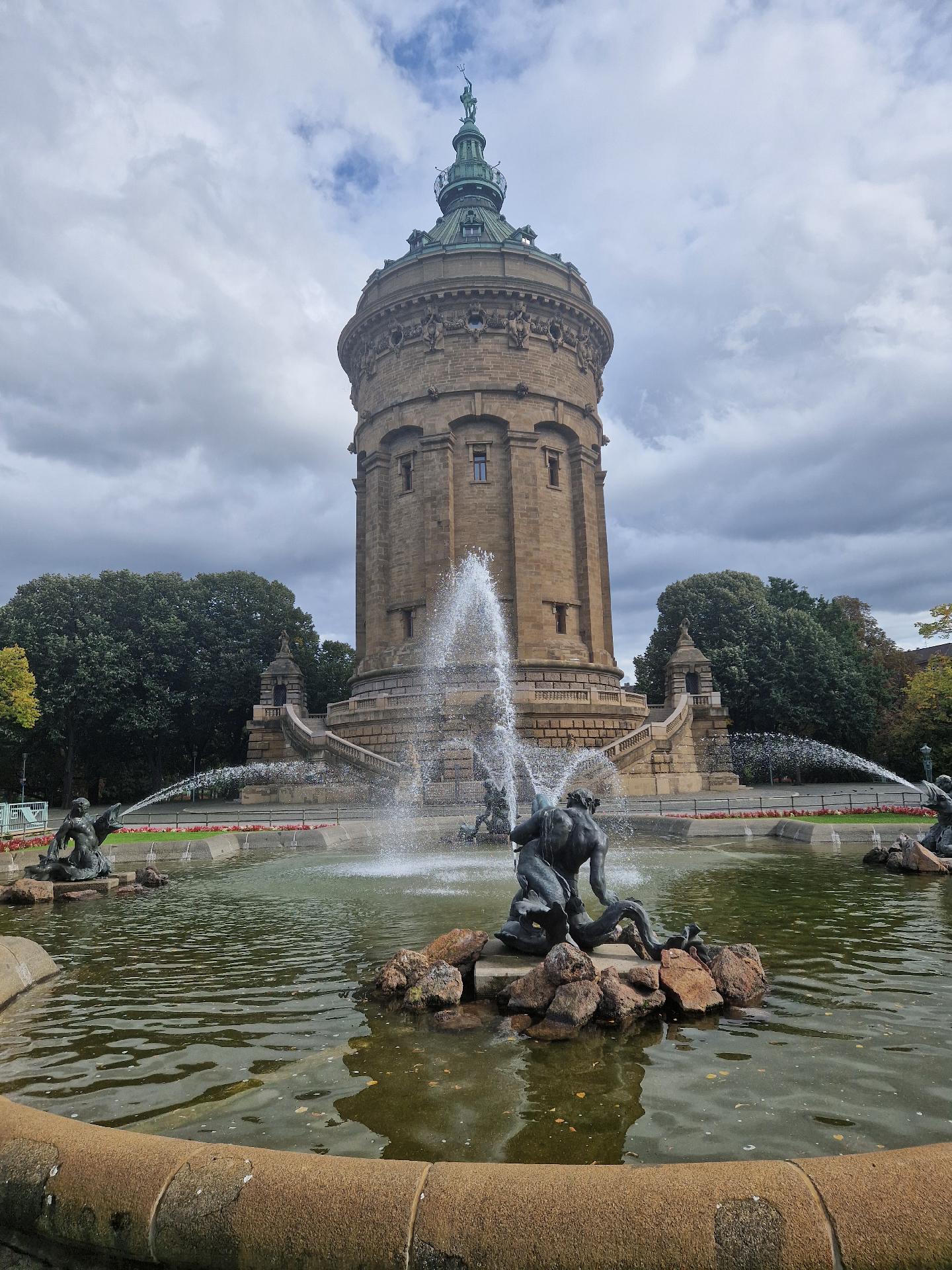 Brunnen mit verschiedenen Skulpturen vor dem Wasserturm Mannheims.