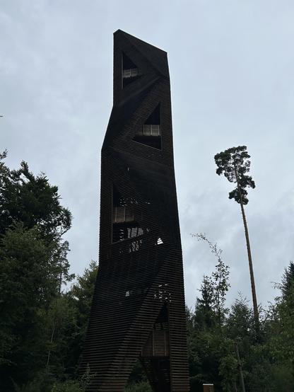 Der Turm wurde offenbar in Teilen vormontiert.