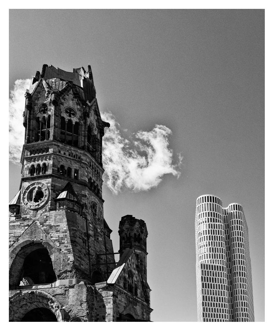 auf der linken Bildseite ein grosser Teil der Kauser-Wilhelm-Gedächtni-Kirche und auf der rechten Seite das moderne "Upper West"-Gebäude