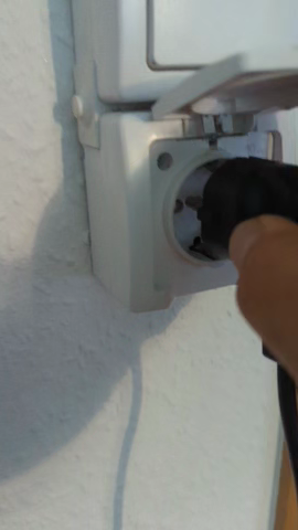 in dem kurzen Video wird ein Schukostecker in eine Steckdose unter einem Lichtschalter  eingesteckt, woraufhin das Licht angeht, das beim Entfernen wieder ausgeht.