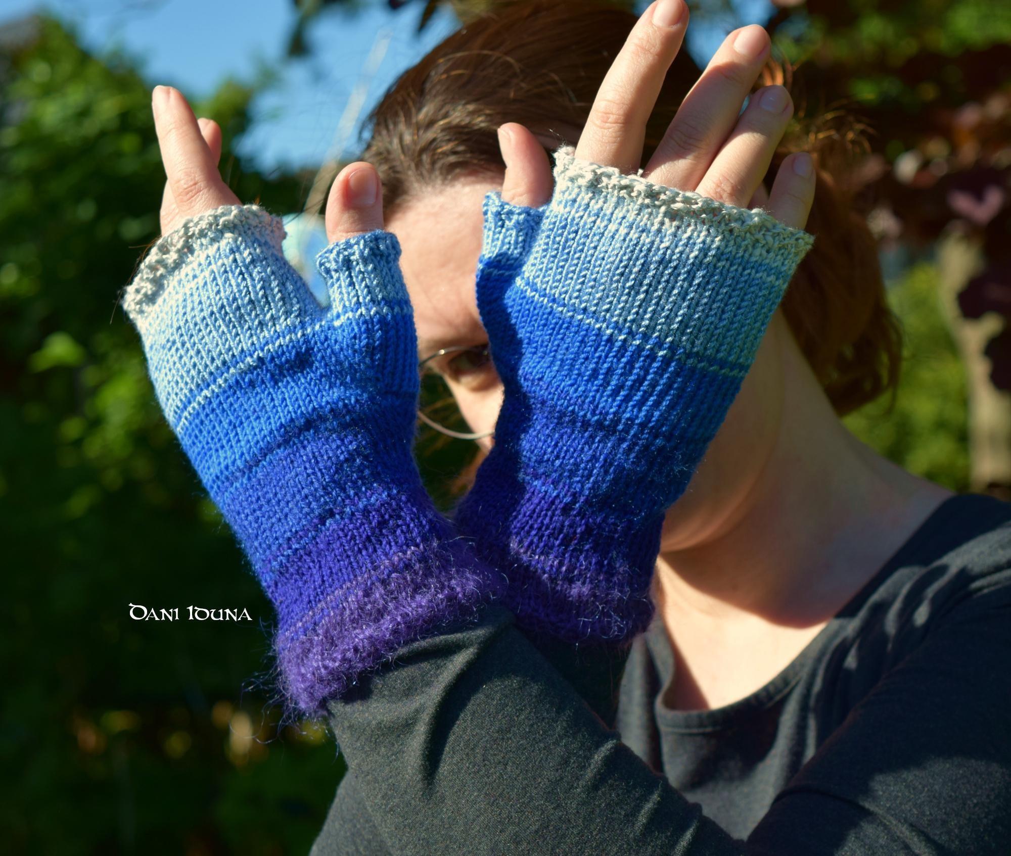 Armstulpen gestrickt Blau Violett Grau, Fingerlose Handschuhe Ombre Wollmix, Pulswärmer Farbverlauf Damen 
By Dani Iduna