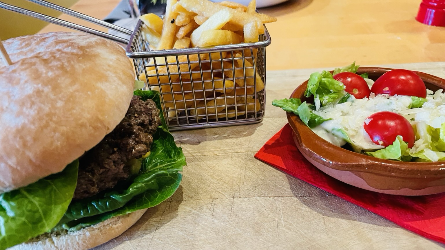 Leckerer Burger mit Pommes.