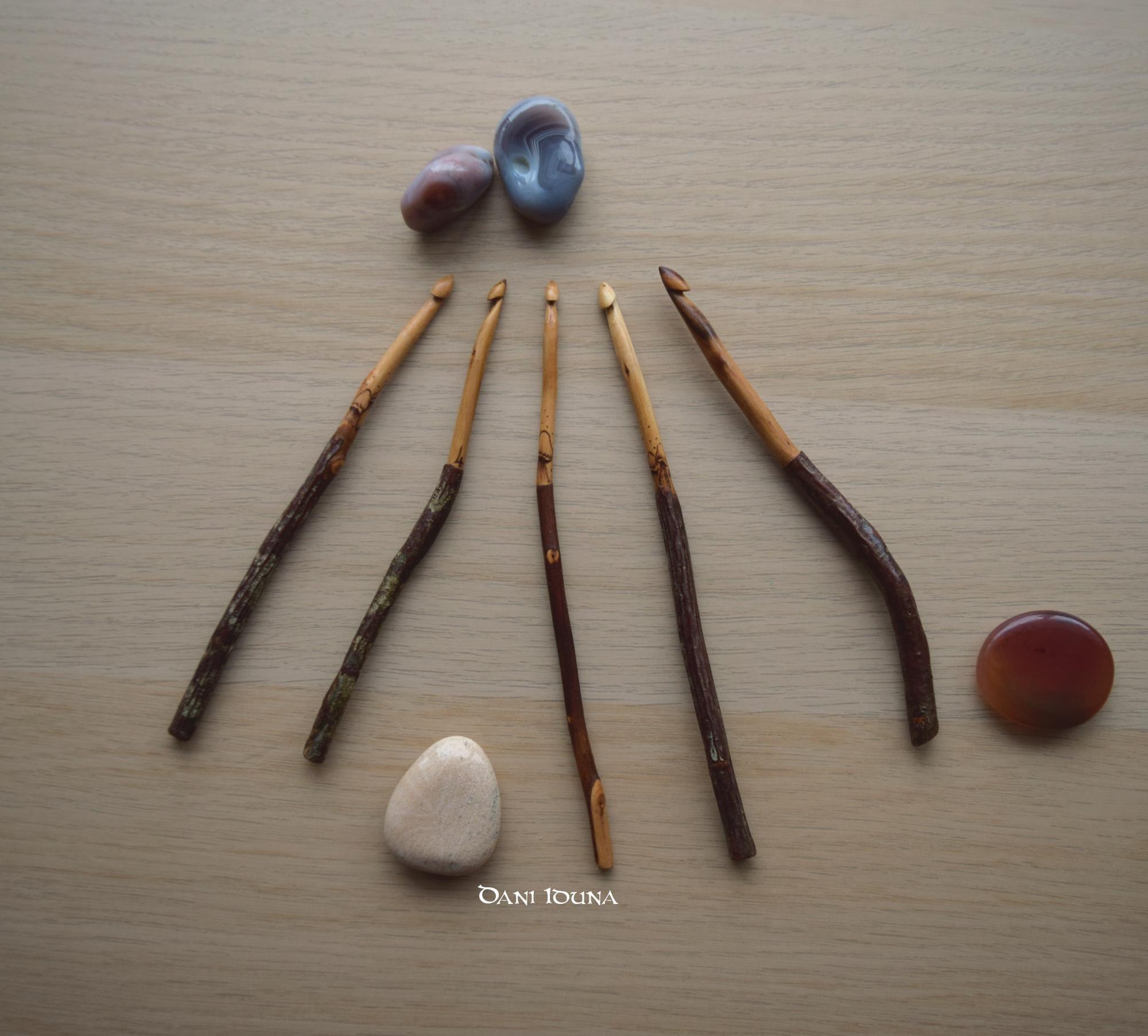 Häkelnadeln aus Holz, handgefertigt von Dani Iduna.