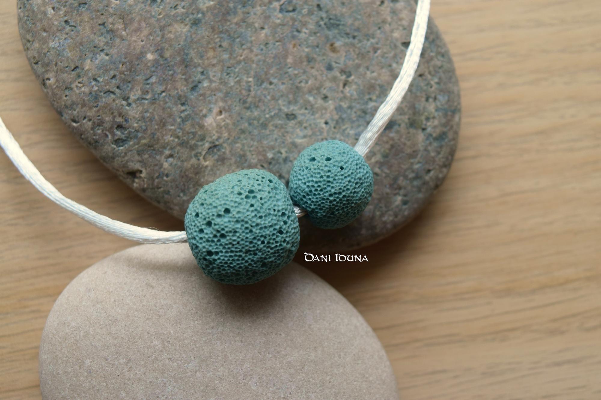 Türkis blaue Lavasteinperlen mit weißer Kette. Original von Dani Iduna.