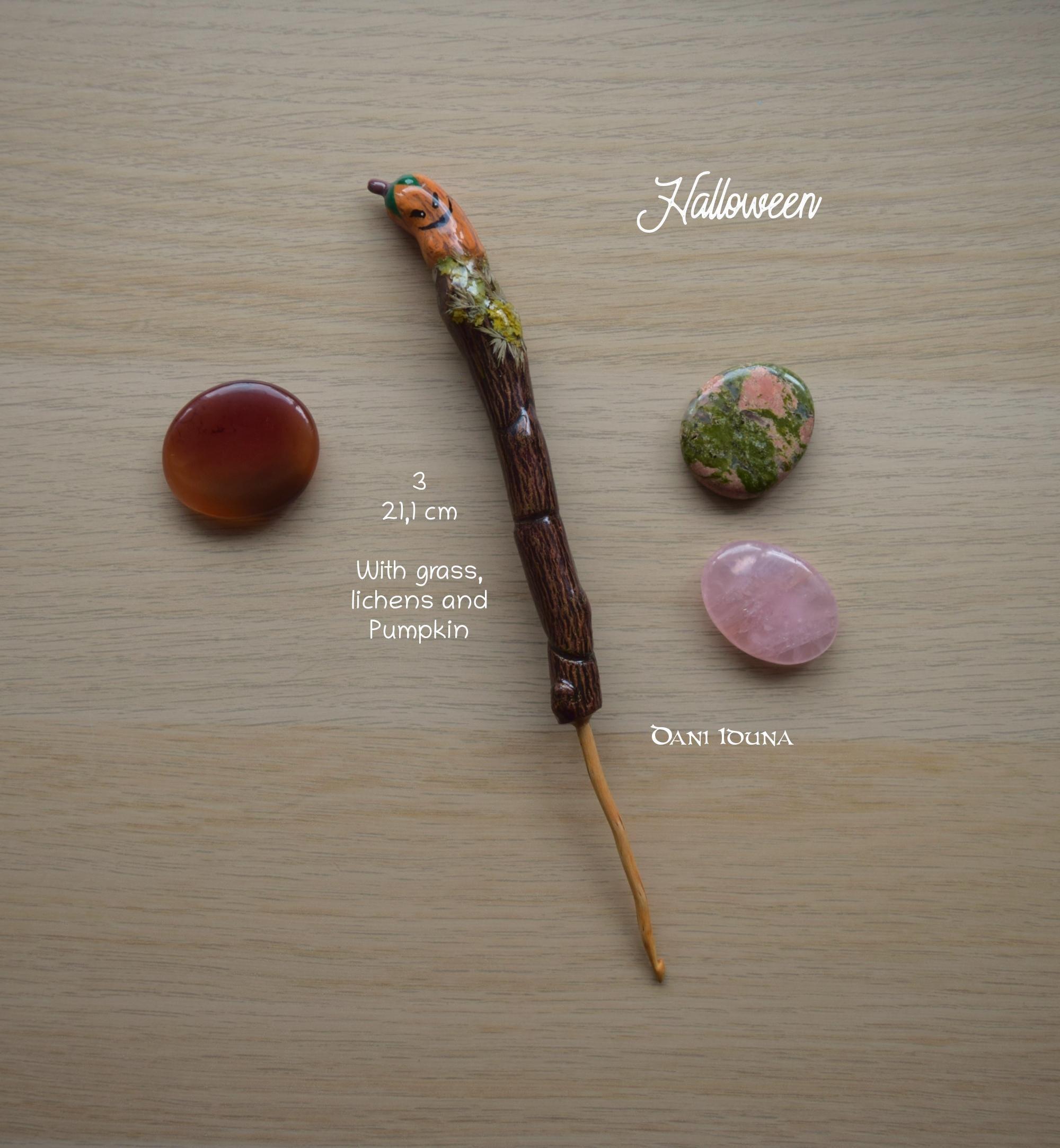 Haekelnadel Kuenstler Edition, Handgeschnitzte Holzkunst Unikat, Sammlerstueck Figur Motiv, Ergonomische Holznadel Geschenk. 
Original von Dani Iduna.