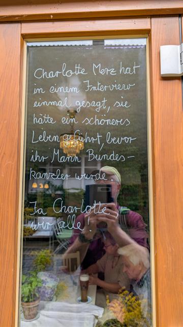 Fenster, auf dessen Glasscheibe etwas geschrieben steht
