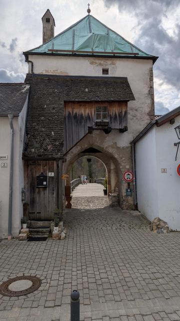 Quadratischer Turm mit  ca 10 Meter Höhe und 8 Meter Breite versehen mit einem Kupferblechdach in Form einer Kaffeemühle. Unten ein Durchgang durch das Tor, der Duchgang ist ca. 4 Meter breit, 3 Meter hoch und hat einen Rundbogen. Am Tor vorne ist ein Treopenaufgang aus Holz um in das obere Stockwerk des Turmes zu gelangen, der Treppenaufgang ist links des Durchgangs.